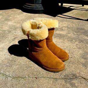 Women’s Size 7 “Ugg” boots w/ fur